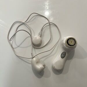 Clarisonic White Facial Cleansing Device with Charger